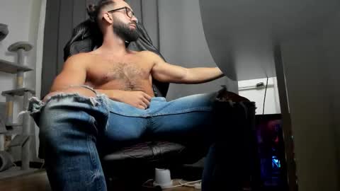 Liam online show from November 8, 2025, 8:47 am