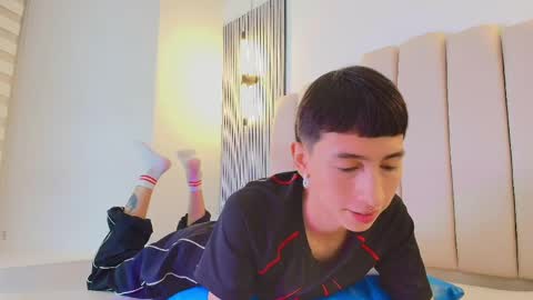 lian_cameron online show from April 18, 2026, 4:05 am