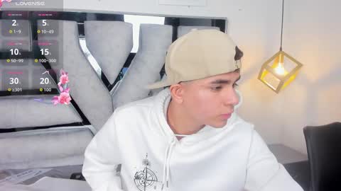 lianfox_ online show from November 1, 2025, 3:58 pm