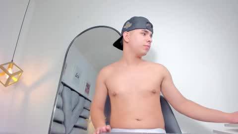 lianfox_ online show from December 22, 2025, 1:30 pm