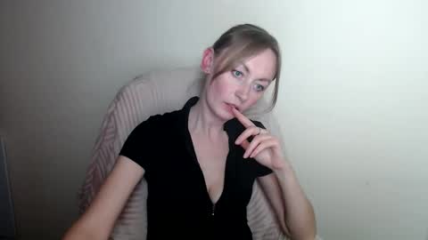 Snapshot of liasais_ chatting on May 4, 2026, 1:07 pm Lia online show from May 4, 2026, 1:07 pm