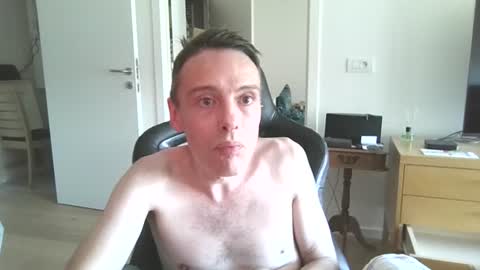 Snapshot of lieven7887 chatting on July 3, 2026, 4:24 pm lieven online show from July 3, 2026, 4:24 pm