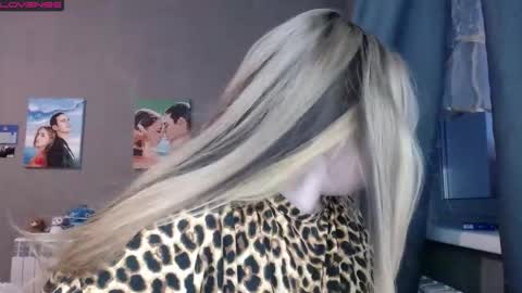 light_lunaa online show from September 16, 2025, 1:01 pm