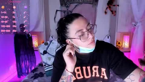         online show from October 22, 2025, 11:43 am