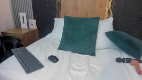 L I L A online show from April 9, 2026, 6:19 am