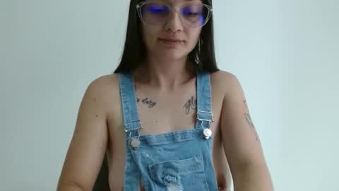Snapshot of lilcoralinne_0 chatting on April 17, 2026, 3:37 pm Valeri Villalobos IG villa lobosvaleri online show from April 17, 2026, 3:37 pm