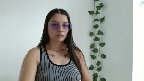 Snapshot of lilcoralinne_0 chatting on May 8, 2026, 3:39 pm Valeri Villalobos IG villa lobosvaleri online show from May 8, 2026, 3:39 pm
