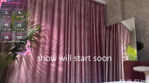 Lili online show from November 16, 2025, 2:33 pm