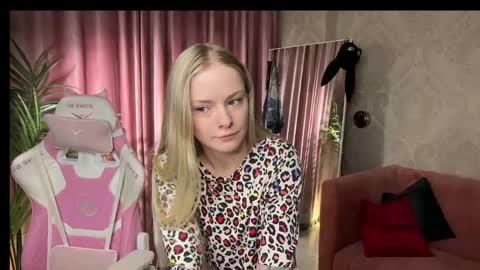 Lili online show from April 25, 2026, 1:52 pm