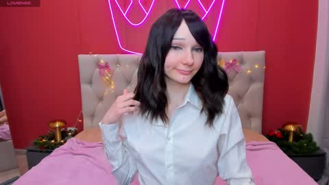Lilli  follow me kiss online show from December 11, 2024, 12:23 pm