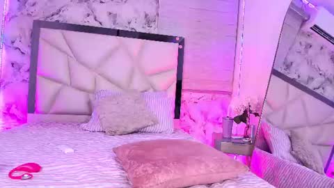 Snapshot of lili_jhonson chatting on July 14, 2026, 12:00 pm Lily online show from July 14, 2026, 12:00 pm