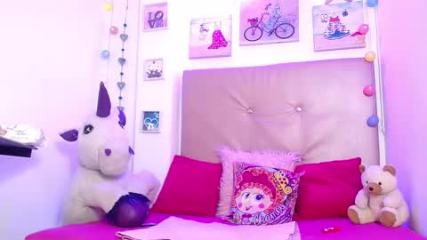 lili_roussi online show from March 12, 2025, 9:12 am