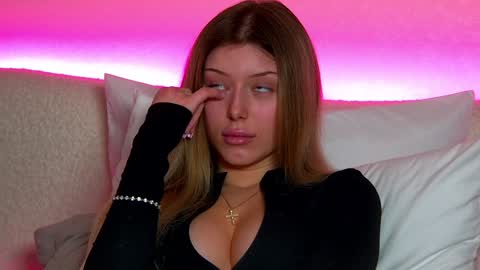 Mia online show from January 28, 2025, 9:30 am