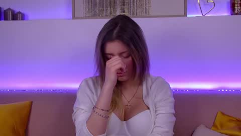 Mia online show from February 3, 2025, 3:38 pm