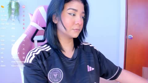 holis soy lily chang no olvides el pulgar arriba es muy importante para mi 3 independent model online show from December 16, 2024, 7:54 pm