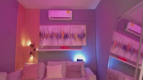 holis soy lily chang no olvides el pulgar arriba es muy importante para mi 3 independent model online show from April 13, 2026, 7:52 pm