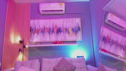 holis soy lily chang no olvides el pulgar arriba es muy importante para mi 3 independent model online show from April 18, 2026, 5:28 pm