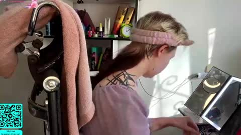 Lilian online show from March 17, 2026, 7:01 am