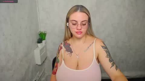Snapshot of liliaterenzi_ chatting on July 9, 2026, 4:05 am Lilia online show from July 9, 2026, 4:05 am