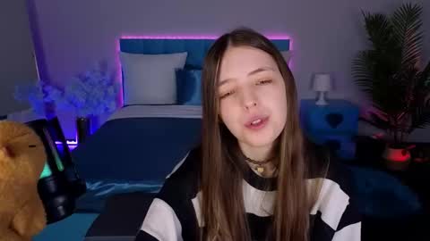 Lili Bakery online show from November 14, 2025, 2:54 am