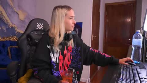 lilielfie online show from October 1, 2025, 6:52 am