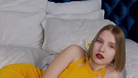 LiliLinn online show from February 8, 2025, 1:11 pm