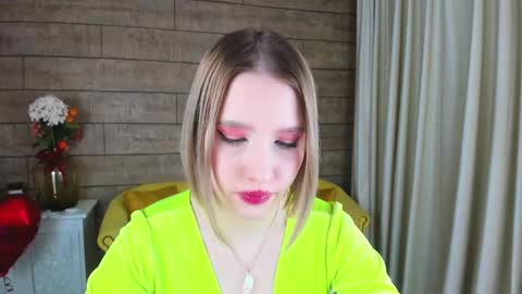 LiliLinn online show from February 19, 2025, 9:06 am