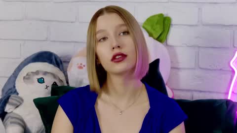 LiliLinn online show from March 10, 2025, 12:37 pm