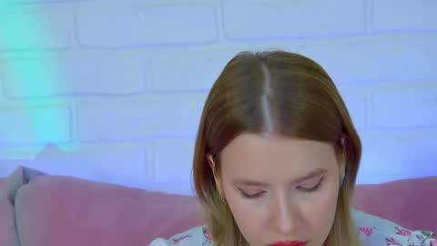 LiliLinn online show from October 9, 2025, 7:50 am