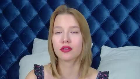 LiliLinn online show from October 13, 2025, 6:13 am