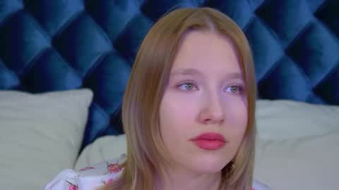 LiliLinn online show from October 22, 2025, 6:02 am