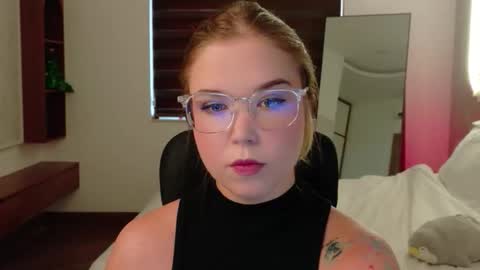 Snapshot of lilith_bonheur chatting on March 31, 2026, 11:05 pm Lilith Bonheur online show from March 31, 2026, 11:05 pm