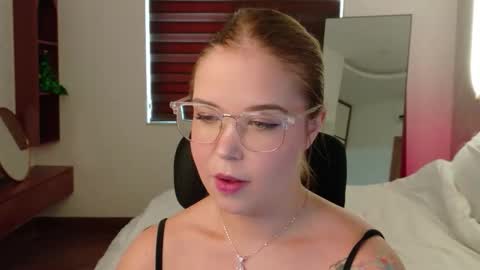 Snapshot of lilith_bonheur chatting on April 5, 2026, 12:19 am Lilith Bonheur online show from April 5, 2026, 12:19 am