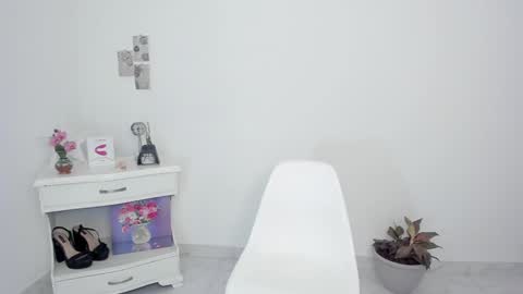 Alejandra  online show from February 2, 2025, 8:30 pm