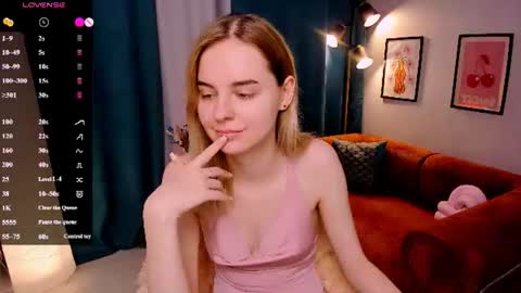 Snapshot of lillian_shine chatting on July 7, 2026, 8:40 am Lillian online show from July 7, 2026, 8:40 am
