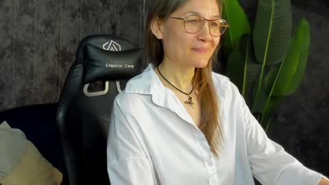 Snapshot of lillian_white1 chatting on May 2, 2026, 12:59 am lillian_white1 online show from May 2, 2026, 12:59 am