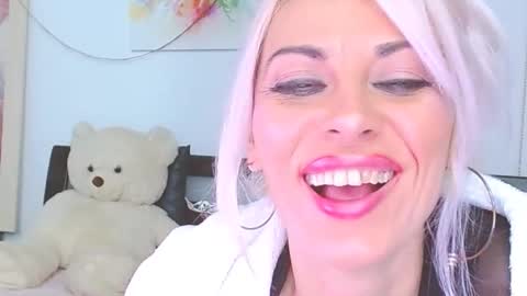 Lara online show from November 4, 2025, 8:30 pm