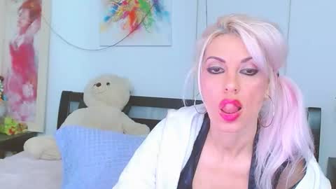 Lara online show from December 2, 2025, 7:09 pm