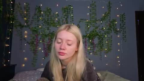 Snapshot of lillie_berry chatting on July 21, 2026, 4:15 am lillie_berry online show from July 21, 2026, 4:15 am