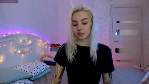 LilliMoore online show from October 6, 2025, 11:35 pm