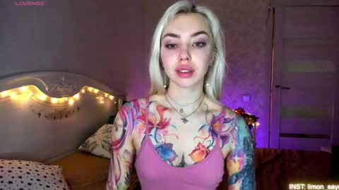 Snapshot of lillimooore chatting on April 26, 2026, 11:24 pm LilliMoore online show from April 26, 2026, 11:24 pm