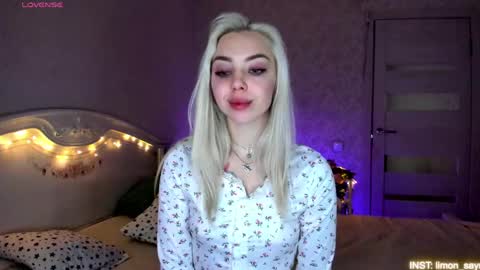 Snapshot of lillimooore chatting on May 13, 2026, 11:44 pm LilliMoore online show from May 13, 2026, 11:44 pm