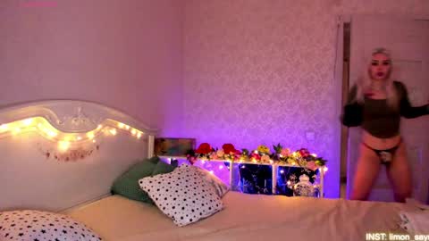Snapshot of lillimooore chatting on May 17, 2026, 12:08 am LilliMoore online show from May 17, 2026, 12:08 am