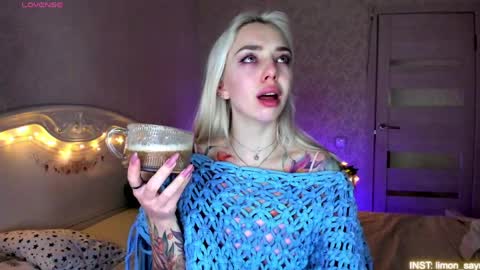 Snapshot of lillimooore chatting on May 19, 2026, 11:44 pm LilliMoore online show from May 19, 2026, 11:44 pm
