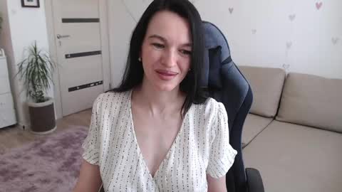Snapshot of lilliyves chatting on April 16, 2026, 10:05 am lilliyves online show from April 16, 2026, 10:05 am