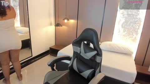 L I L L Y online show from September 15, 2025, 12:05 pm