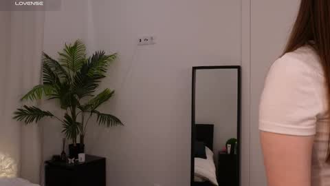 Lilly Colins online show from January 9, 2025, 2:07 pm