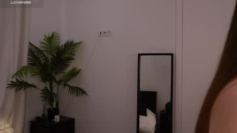 Lilly Colins online show from January 17, 2025, 9:39 pm