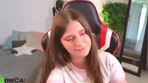Snapshot of lilly_pretty_love chatting on August 1, 2026, 10:58 am Lilly online show from August 1, 2026, 10:58 am