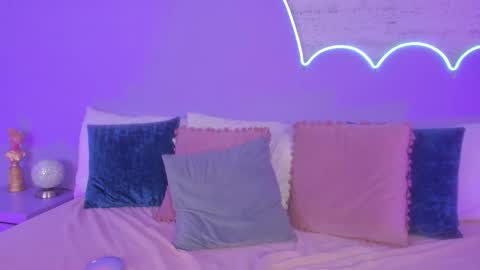 Lilou online show from November 8, 2025, 12:05 pm